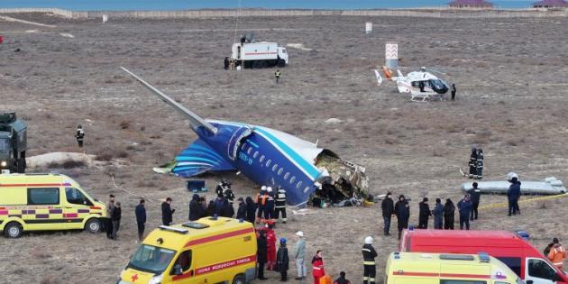 Aereo precipitato Kazakistan, Arzebaijan Airlines sospende voli in 7 città russe: "Rischi per la sicurezza", Mosca: "Droni ucraini su Grozny quella notte"