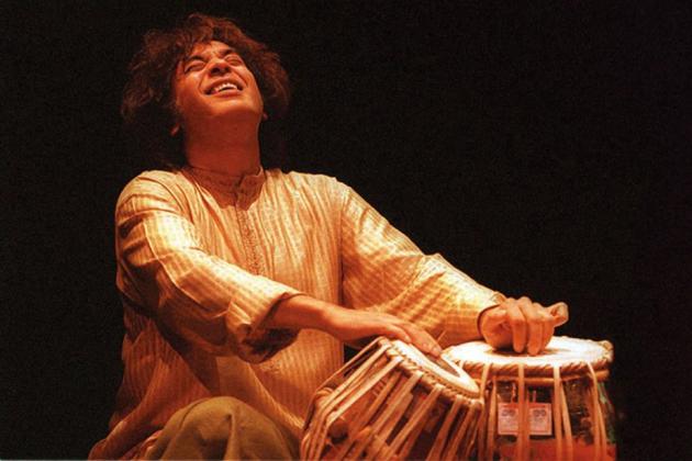 Addio a Zakir Hussein, morto a 73 per fibrosi idiopatica polmonare il musicista indiano di tabla vincitore di 4 Grammy