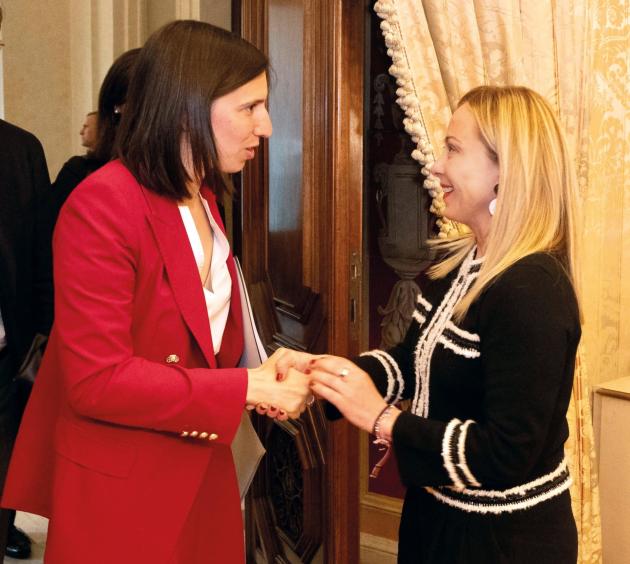 "Il Parlamento è una cosa seria", Giorgia Meloni rampognata da Elly Schlein, che ballava Maracaibo sui carri dei Pride...