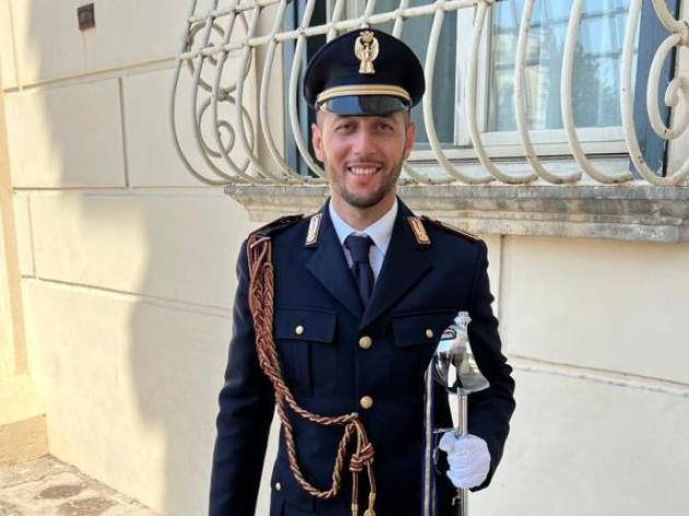 Il poliziotto accoltellato da un marocchino a Lambrate Christian Di Martino è il milanese dell'anno: "Dovevo fermare quell'uomo a costo di morire"