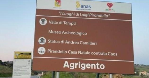Agrigento capitale italiana "sgrammaticata" della cultura 2025, 2 errori su 4 righe in un cartellone: "Valli di Templi e contrata"