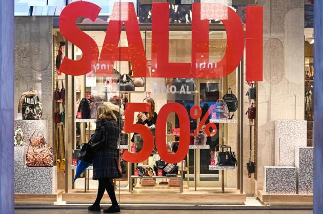Saldi invernali dal 4 gennaio, spesa complessiva Italia €4,5 mld; banco di prova per retail tra sfide economiche, inflazione ed e-commerce
