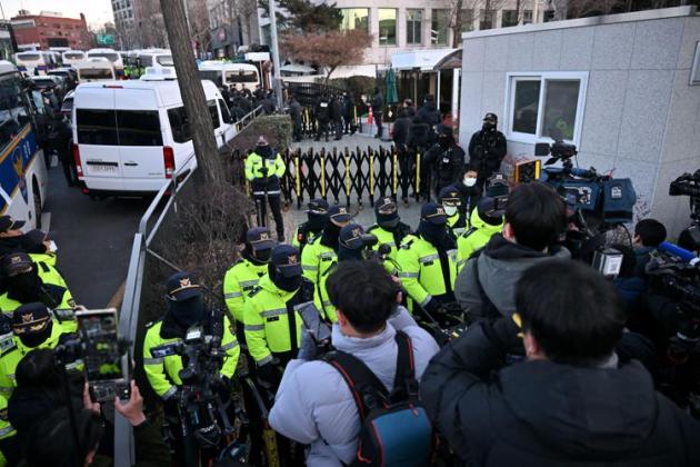 Corea del Sud, sospeso l'arresto del presidente Yoon, Ufficio investigativo: "Troppo rischioso", polizia bloccata dal servizio di sicurezza
