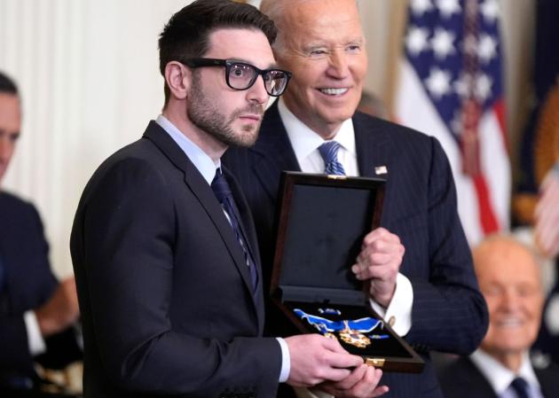 Biden premia Soros con la Medal of Freedom, il grado massimo della subalternità è stato raggiunto