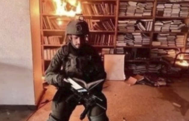 Un soldato israeliano brucia dei libri nella biblioteca dell'università Al-Aqsa di Gaza - Foto: X