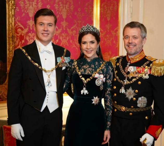 Re Frederik X di Danimarca con la famiglia 