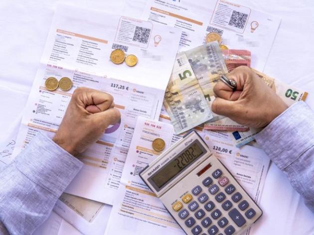 Bollette, 350 euro in più di energia elettrica e gas, il rincaro per una famiglia tipo sarà del 14%, prezzi materie prime in crescita di oltre il 30%
