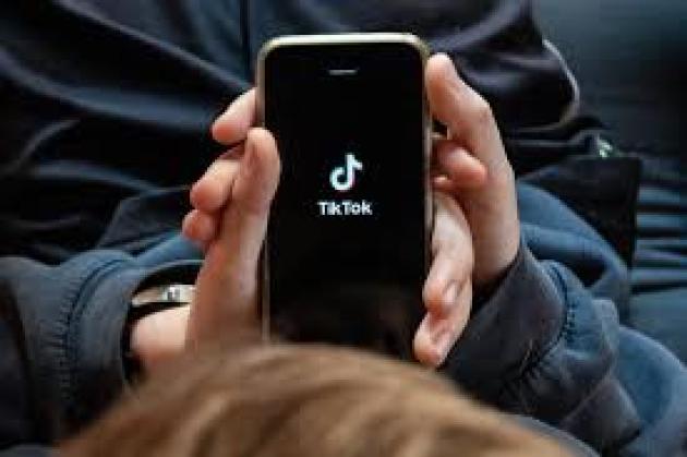 TikTok, Corte Suprema Usa: "Va venduto o sarà oscurato entro domenica 19"; Trump: "Deciderò io", e chiama Xi