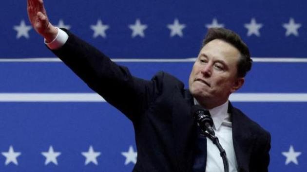 Il braccio teso di Elon Musk che fa impazzire la sinistra fucsia: che non vuole vedere che il milionario è un liberale come lei 