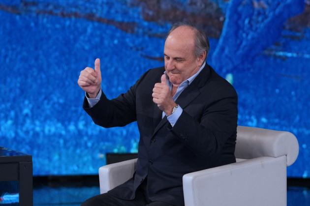 Ascolti tv ieri sera 8 febbraio 2026, lo scontro tra Cuori, le Olimpiadi, Report, Fuori dal coro, Chi vuol essere milionario e Le Iene 