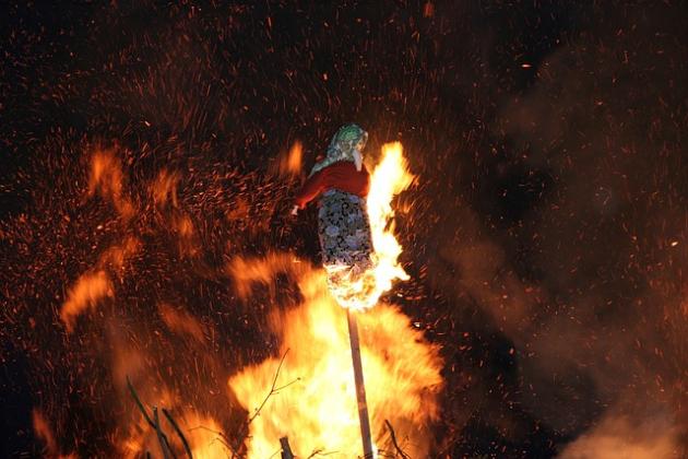 Festa della Giubiana, origine, storia e significato della tradizione brianzola in cui si brucia il fantoccio della donna che tradì la città