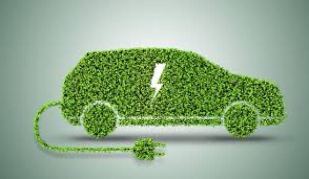 Deloitte, auto elettriche ancora troppo care, in due anni l’interesse per i veicoli a combustione rimbalza dal 19% al 32%