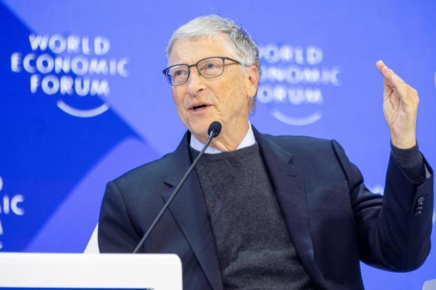 Bill Gates ospite a Che tempo che fa da Fabio Fazio: il nemico di classe presentato come filantropo 