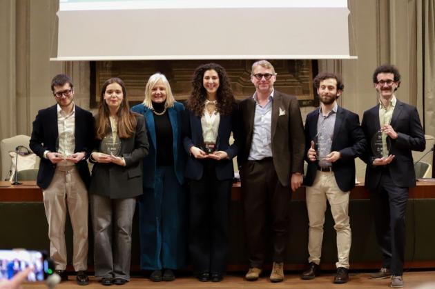NIF_Il gruppo vincitore della prima edizione di Navigare il Futuro insieme alla Rettrice Alessandra Petrucci e Andy Bianchedi