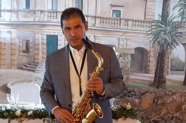 Piero Di Rosa morto dopo malore improvviso a 48 anni, suonava il sax ed era Capo Banda della “Ottavio Penna” a Scicli