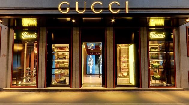 Gucci in crisi, vendite in calo del 24%: il brand fatica a riconquistare i consumatori dopo la svolta minimalista di De Sarno