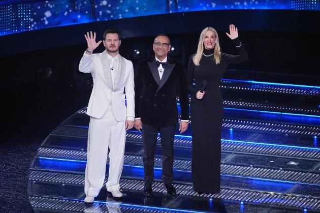 Finale Sanremo 2025, Gabry Ponte apre con "Tutta l'Italia", co-conduttori Marcuzzi e Cattelan, tra gli ospiti il calciatore Bove, Venditti e Alberto Angela