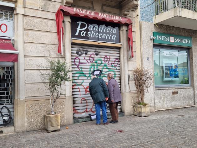 Sparatoria in panetteria a Milano, si indaga anche sul figlio del gestore del negozio, il delitto dopo una lite per motivi banali