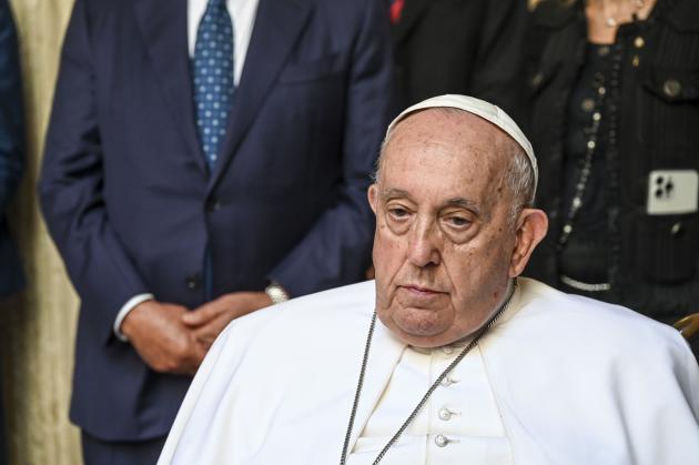 Papa Francesco, le condizioni di salute: "Sta malissimo, l'infermiere è stato allontanato e sostituito da due suore"