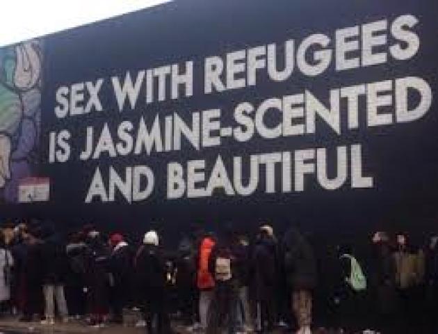 Londra, disegnato nella notte murales con la scritta "Il sesso con i rifugiati profuma di gelsomino ed è bellissimo", rimosso poco dopo