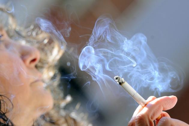 Divieto di fumo Milano flop, solo 19 multe da inizio anno al 3 febbraio 2025, FdI: “Ordinanza andata in fumo”