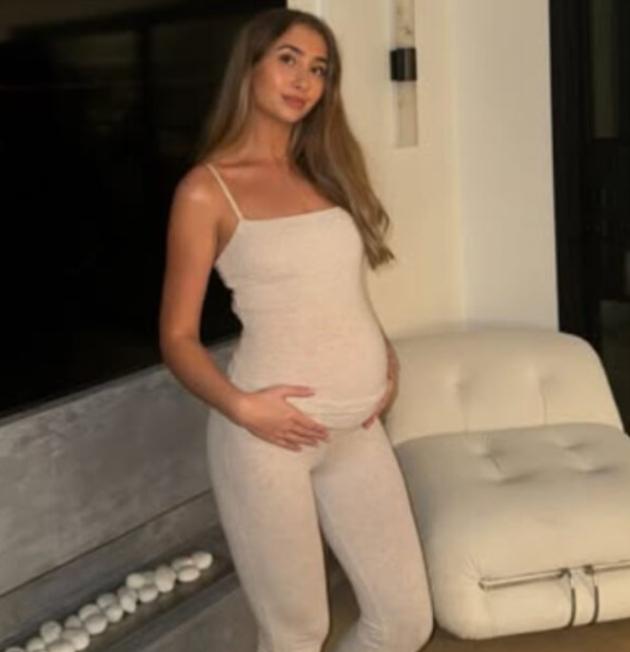 OnlyFans, Lily Phillips incinta: "Mentre facevo sesso con 100 uomini, uno stron*o ha perso il preservativo nella mia vagina, l'ho tirato fuori 2 giorni dopo"