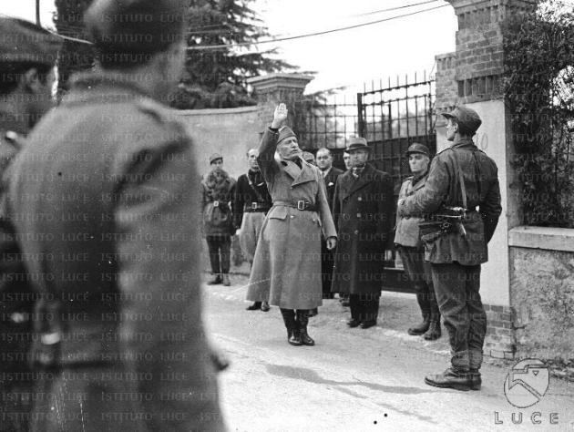 Salò revoca cittadinanza onoraria a Benito Mussolini dopo 101 anni, mozione di Civica Salò (csx), 12 sì, 3 contrari e un astenuto