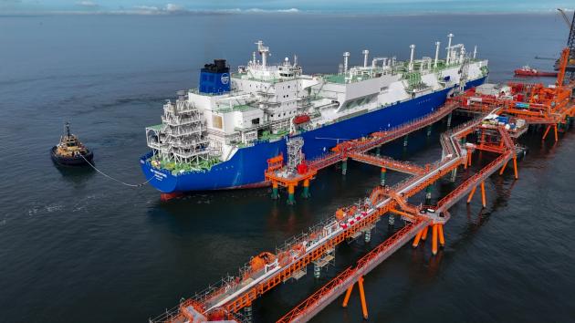 Snam, la nave rigassificatrice BW Singapore arriva a Ravenna; Venier: “Contributo decisivo per la diversificazione e la sicurezza energetica del Paese”