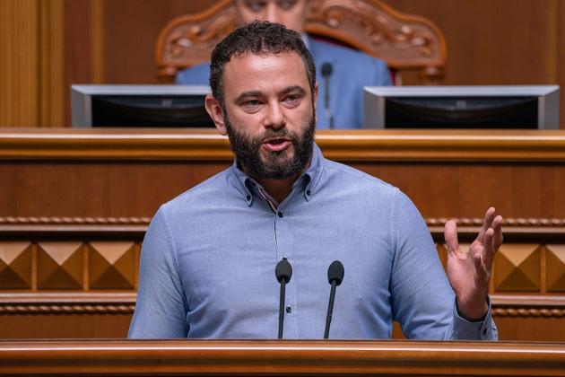 Oleksandr Dubinsky, chi è il deputato ucraino che vuole l'impeachment di Zelensky, ex membro del partito Servo del Popolo arrestato per tradimento, sostenitore di Trump