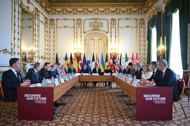 Ucraina, il "finto" piano di pace di Starmer e Macron: tregua di un mese, invio truppe e “coalizione di volenterosi”, ma Meloni: “Resti cornice atlantica”