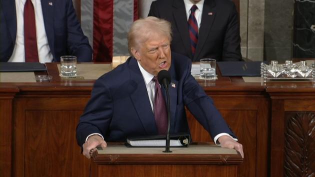 Trump, il discorso sullo Stato dell’Unione: “Russia vuole la pace, prenderemo Panama e la Groenlandia e andremo su Marte”, verso accordo con Kiev su terre rare