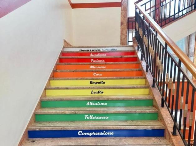 Verona, studente di 13 anni si rifiuta di salire su scala arcobaleno e prende una nota: “Sono contrario alla comunità Lgbt”, segnalazione a Valditara