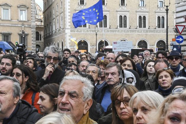 Una piazza per l'Europa, oggi i più stupidi tra gli stupidi, chi plaudito a tutte le peggiori violazioni dei nostri diritti, manifestano "per la pace"
