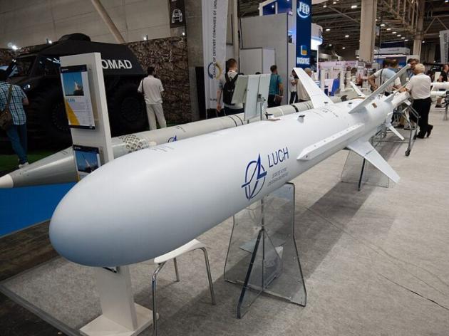 Long Neptune, cos’è il missile dell’Ucraina che minaccia la Russia: arma con gittata di 1000 km e guidato da sensori infrarossi, evoluzione del R-360