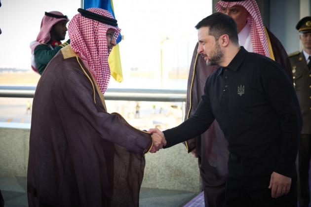 Ucraina, nuovi colloqui sulla tregua domenica a Gedda, Zelensky attacca Putin: "Vuole indebolirci, non è pronto per la pace"