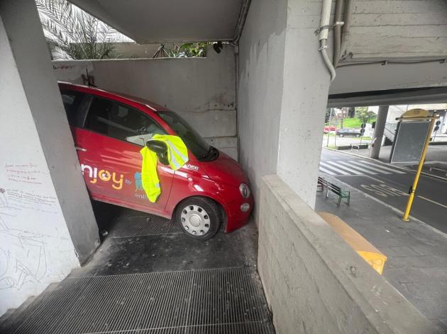 Roma, permane il mistero della 500 Enjoy incastrata sulle scale di un condominio al Laurentino