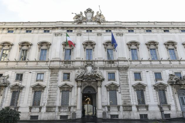 I single possono adottare minori stranieri, Corte Costituzionale rimuove il divieto: "Idonei a garantire ambiente stabile e armonioso"