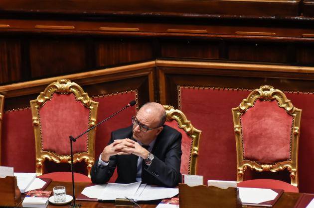 Valditara vieta asterischi e schwa in comunicazioni scolastiche: "In contrasto con norme linguistiche, ostacolano leggibilità"