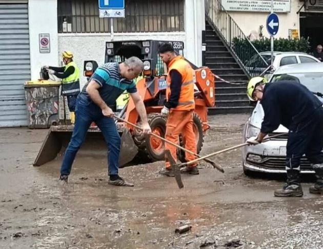 Genova, bomba d'acqua sui quartieri del ponente cittadino, spala anche il sindaco facente funzioni Piciocchi