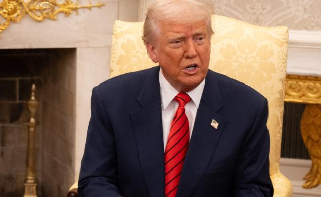 Trump invoca poteri straordinari per espellere gli immigrati, aprendo uno scontro di rango costituzionale con i tribunali