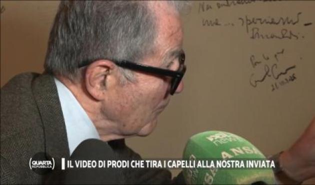 Romano Prodi tira i capelli alla giornalista Lavinia Orefici, adesso c'è anche il video: che diranno i paladini del MeToo? 