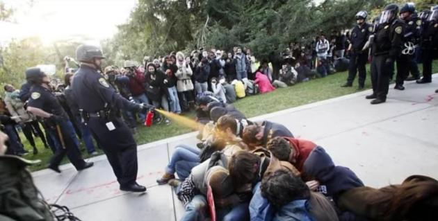 Università California a Davis sborsa 100mila $ per "cancellare dal web" video virale dello spray al peperoncino su studenti