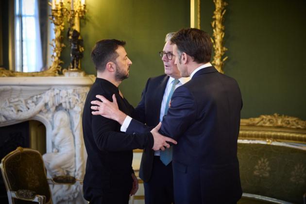 Oggi a Londra vertice dei “volenterosi” con Zelensky, Starmer e Macron insistono contro Russia: sul tavolo sblocco armi a lungo raggio a Kiev