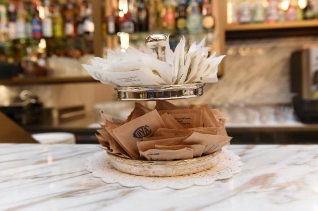 Ue verso divieto bustine di zucchero dal 2027, continua la follia Green deal, la Commissione: "Inquinano troppo, le sostituiremo con zuccheriere o dispenser"