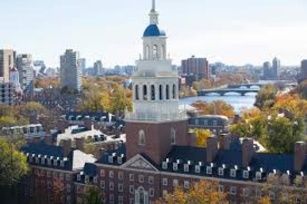 Usa, Trump congela 9mld$ fondi ad Harvard contro proteste pro Palestina come per la Columbia, la rettrice Armstrong si dimette 