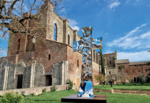Giubileo 2025, Helidon Xhixha espone all'Abbazia di San Galgano Luce Divina, croce d’acciaio di 7 m che riflette simbolicamente la luce