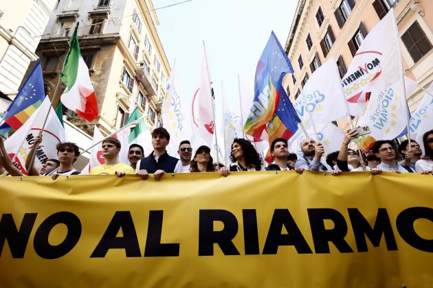 Roma, manifestazione M5S contro il riarmo, gli slogan: “Basta soldi per le armi, pensare alla sanità” - DIRETTA