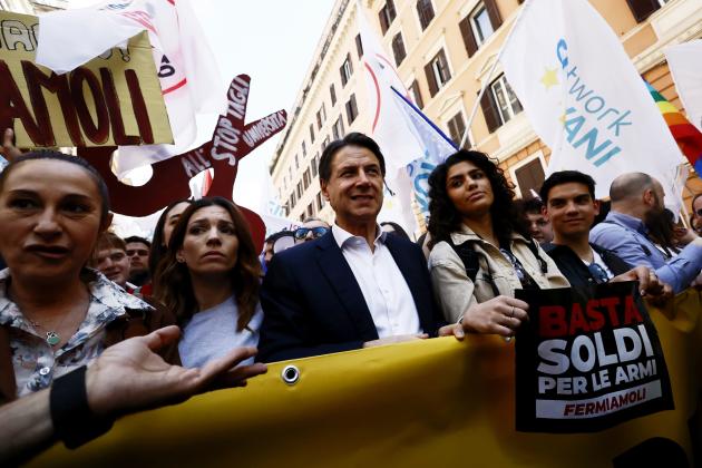 "No alla guerra": il coraggio e la furbizia di Conte; il silenzio degli altri. Moderati in testa, distanti dal paese reale