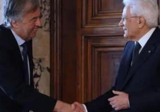 La virostar Burioni premiata da Mattarella con la medaglia "al merito della sanità pubblica", durante il Covid aveva detto: "'No-vax' chiusi in casa come i sorci"