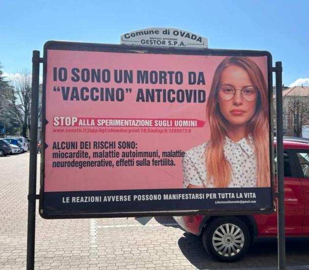 Ovada, manifesto pubblicitario: “Io sono un morto da vaccino anti-covid, stop a sperimentazione sugli uomini, miocarditi e malattie autoimmuni tra i rischi”